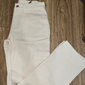 White fox cargo pants in color cream